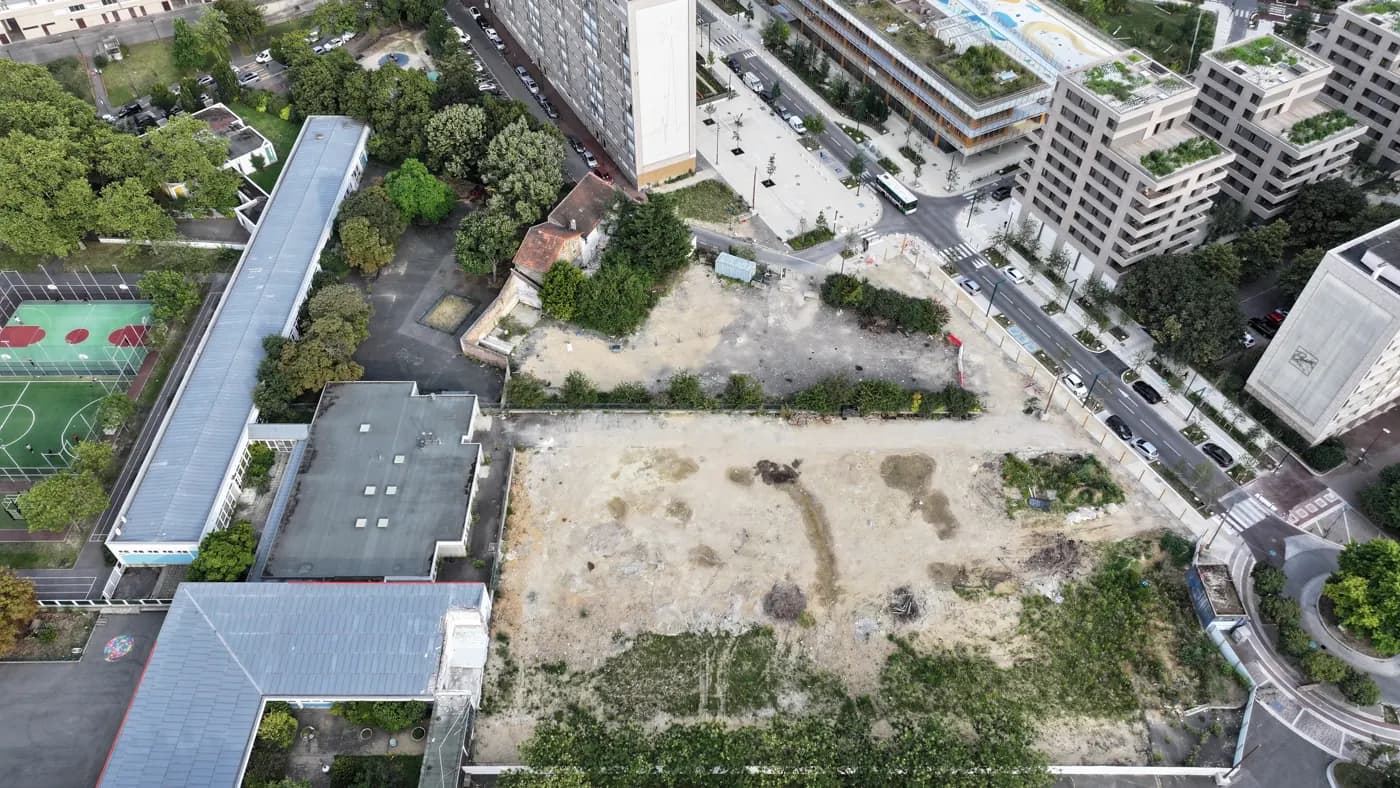 Terrain nu à Gennevilliers photographié au drone avant la construction