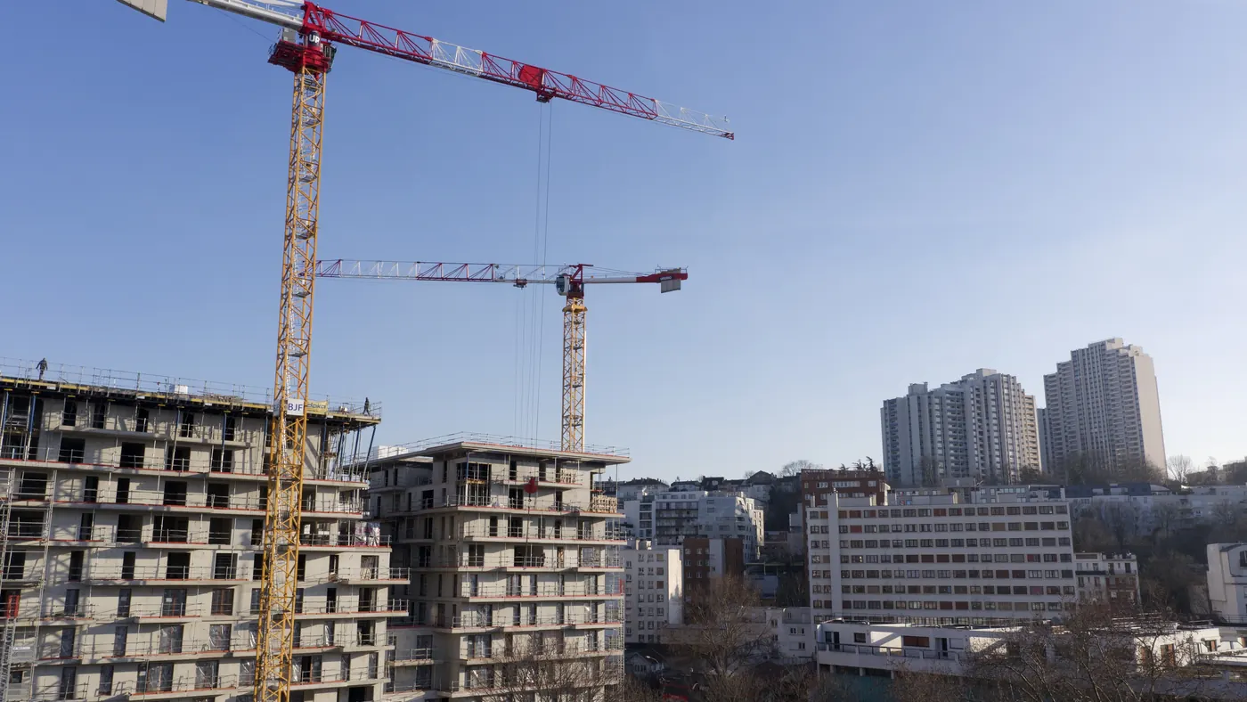 Immeubles en gros œuvre et grues à tour dans la ZAC Léon Blum à Issy-les-Moulineaux