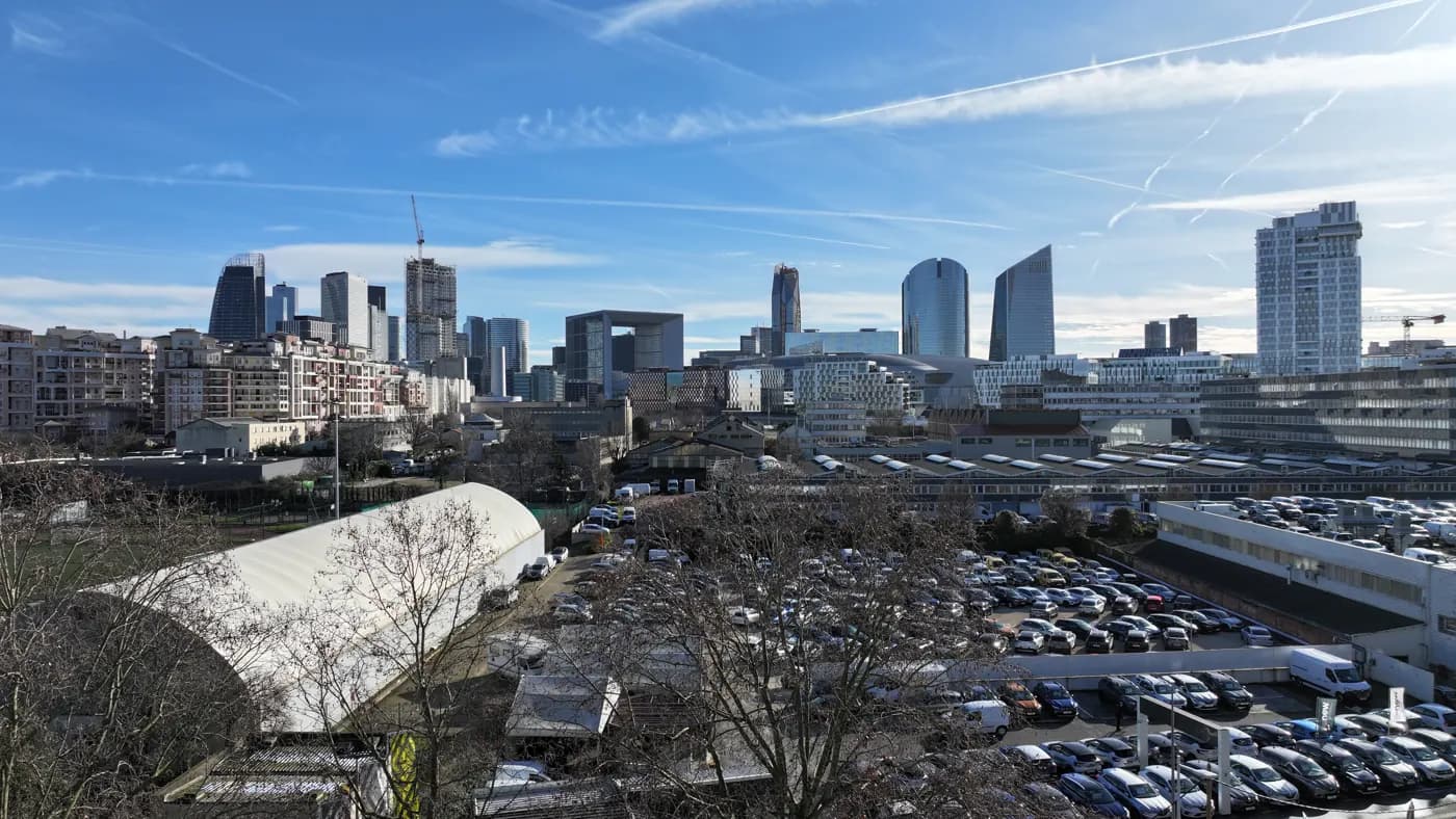 Vue depuis un futur étage à Nanterre, avec les tours de La Défense à l’horizon