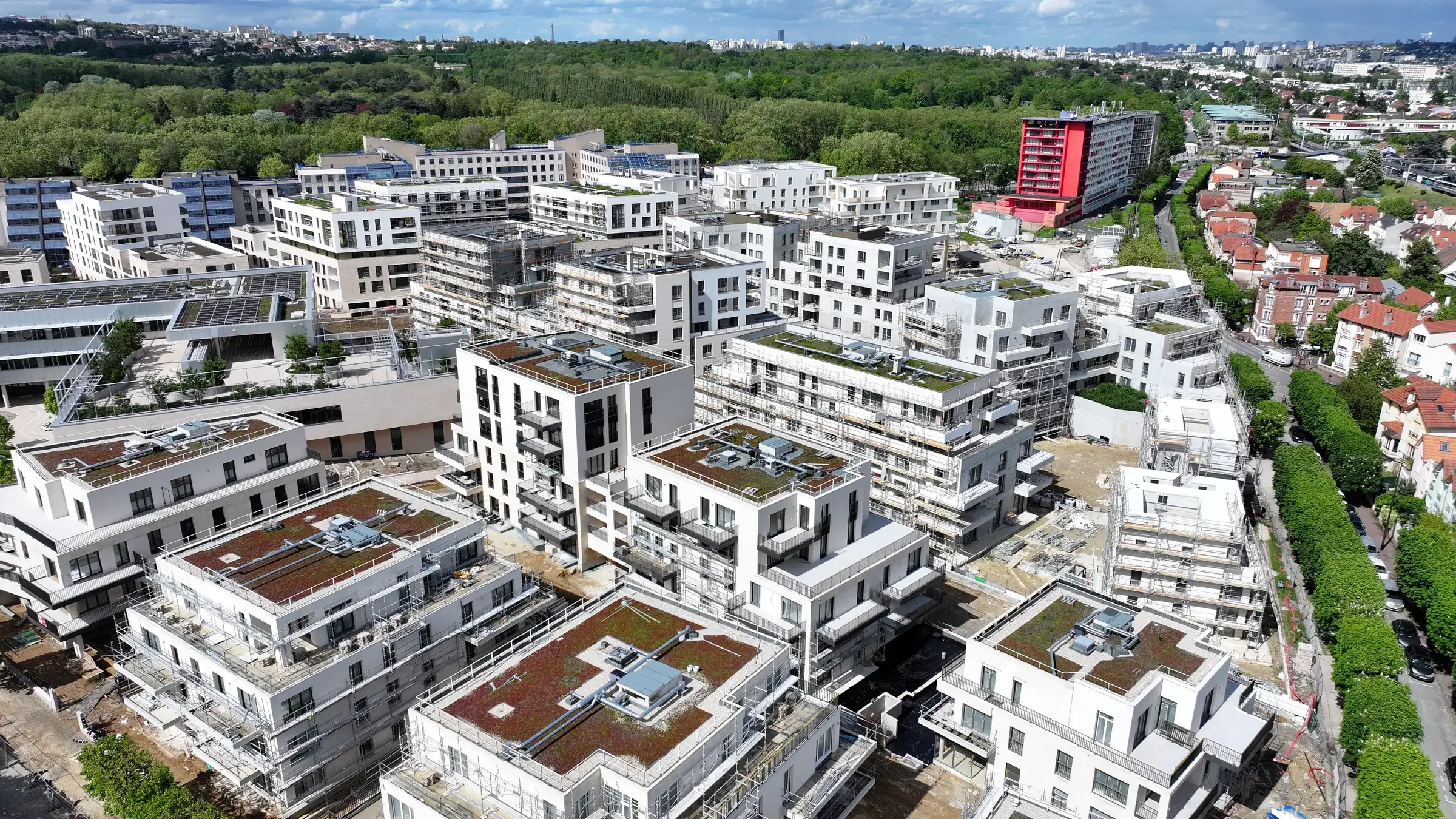 Vue aérienne du quartier Jean Zay à Antony après livraison, immeubles blancs et toitures végétalisées
