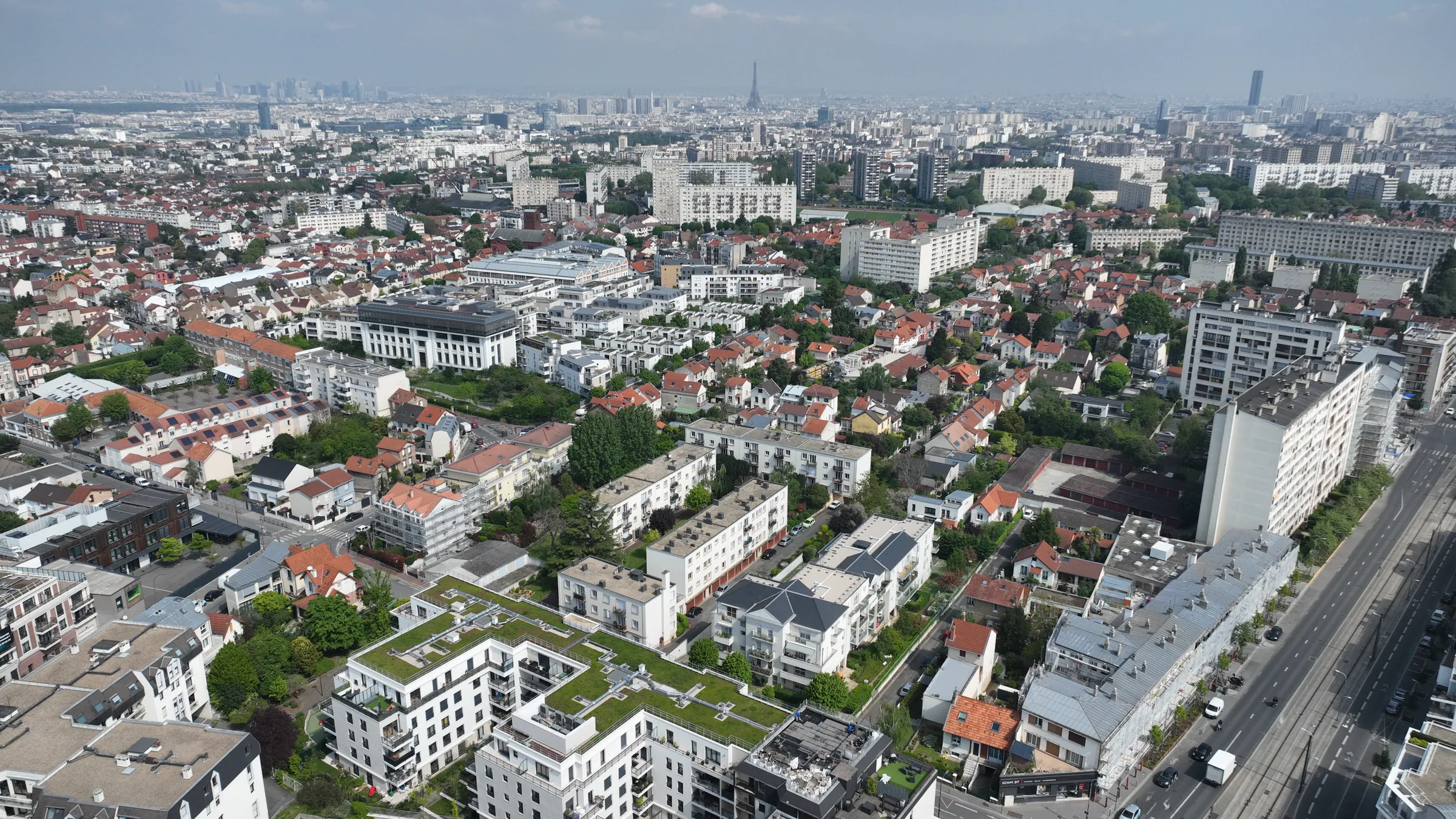 Châtillon vu du ciel, toitures végétalisées et pavillons, Paris à l’horizon