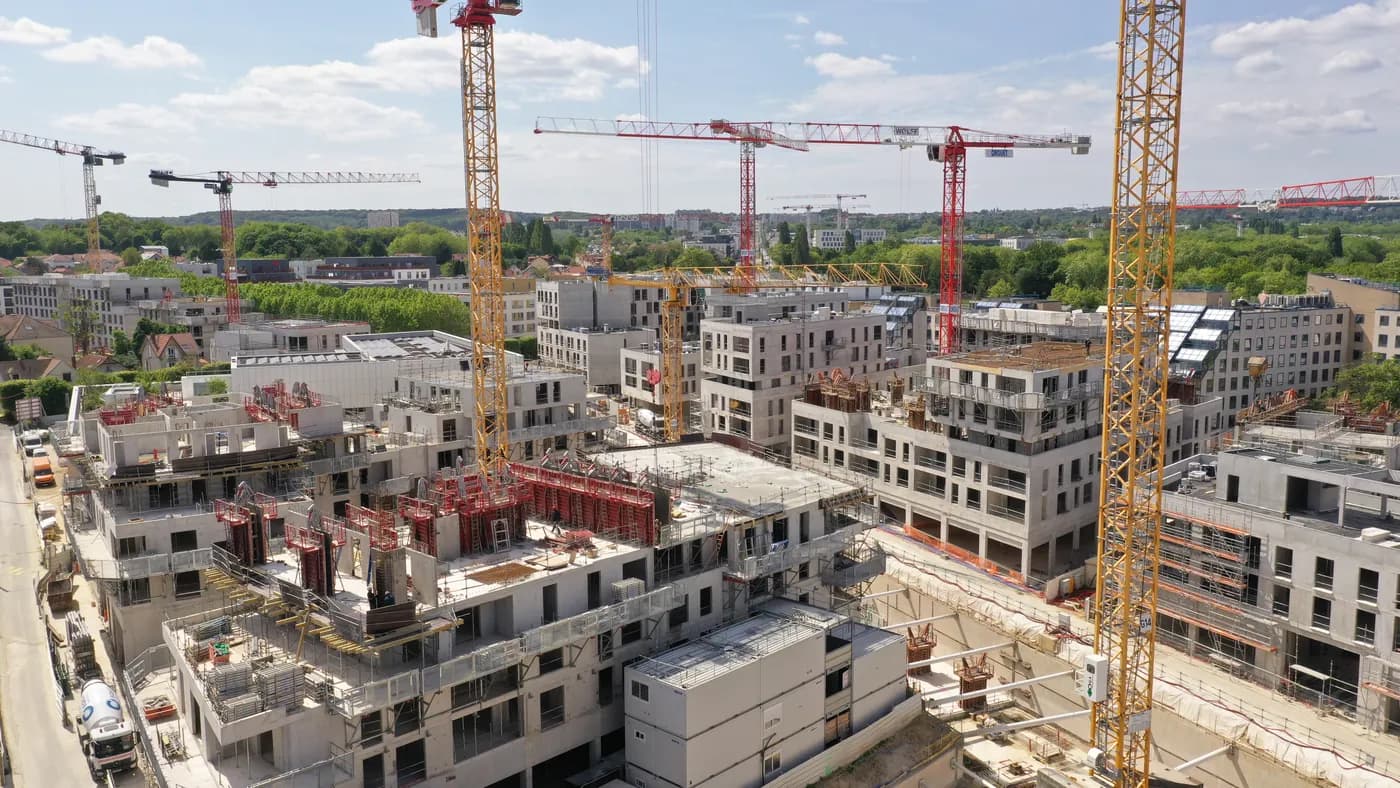 Chantier en gros œuvre avec grues à tour, quartier Jean Zay à Antony en mai 2023