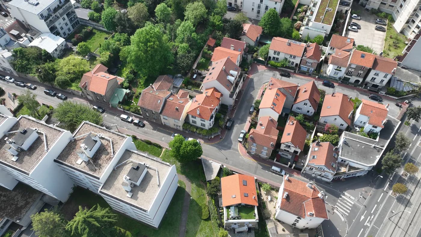 Vue zénithale d'un carrefour et de pavillons à Châtillon