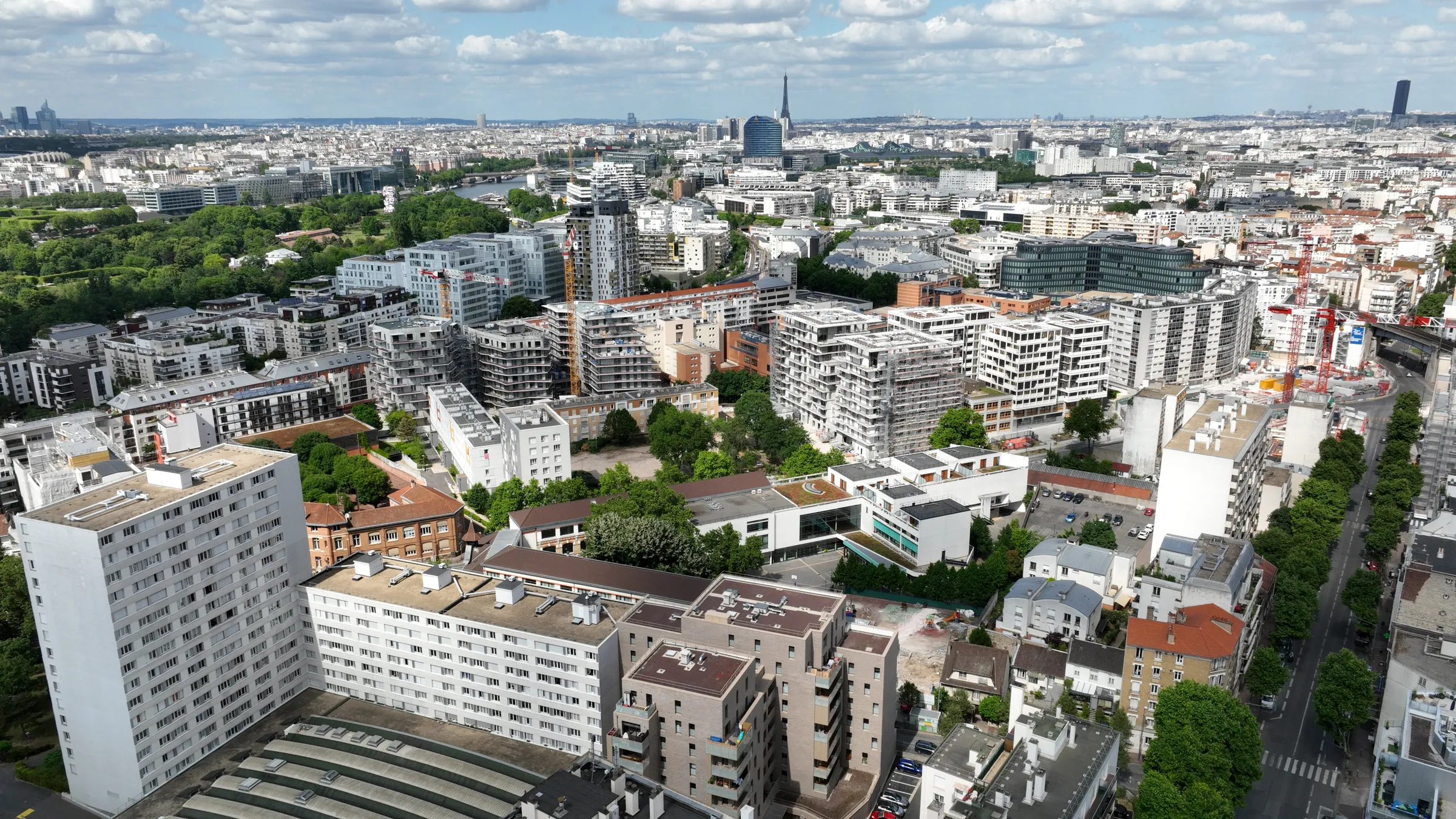 Issy-les-Moulineaux vue du ciel, immeubles neufs et tours, la tour Eiffel et Montparnasse à l’horizon